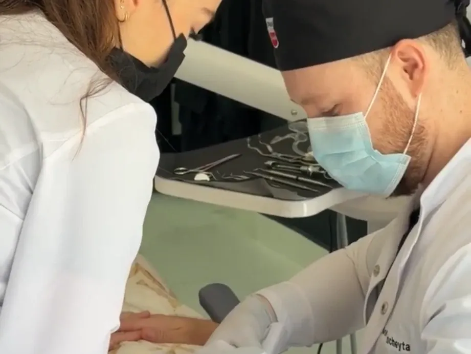 Dr. Jorge Ancheyta realizando un tratamiento dental con su asistente